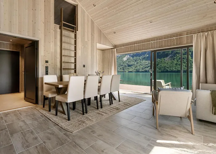 Golden - Panorama I Stryn
